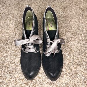 Poetic license- Elegant eccentric Shoes with Ribbon Detail